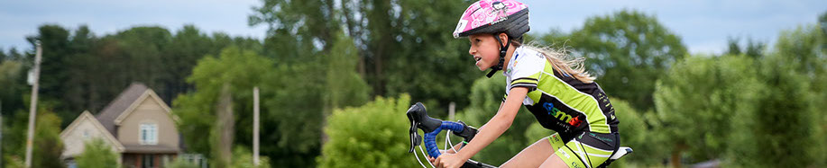 Jeune fille sur un bicycle 